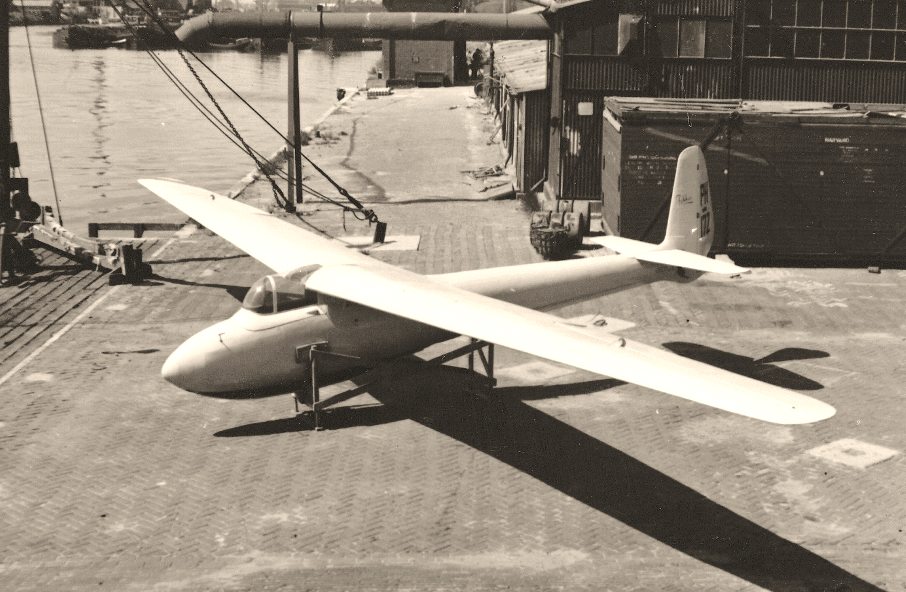 PH-172, Olympia zweefvliegtuig aan de achterzijde van de Fokker fabriek aan het Johan van Hasselt kanaal.