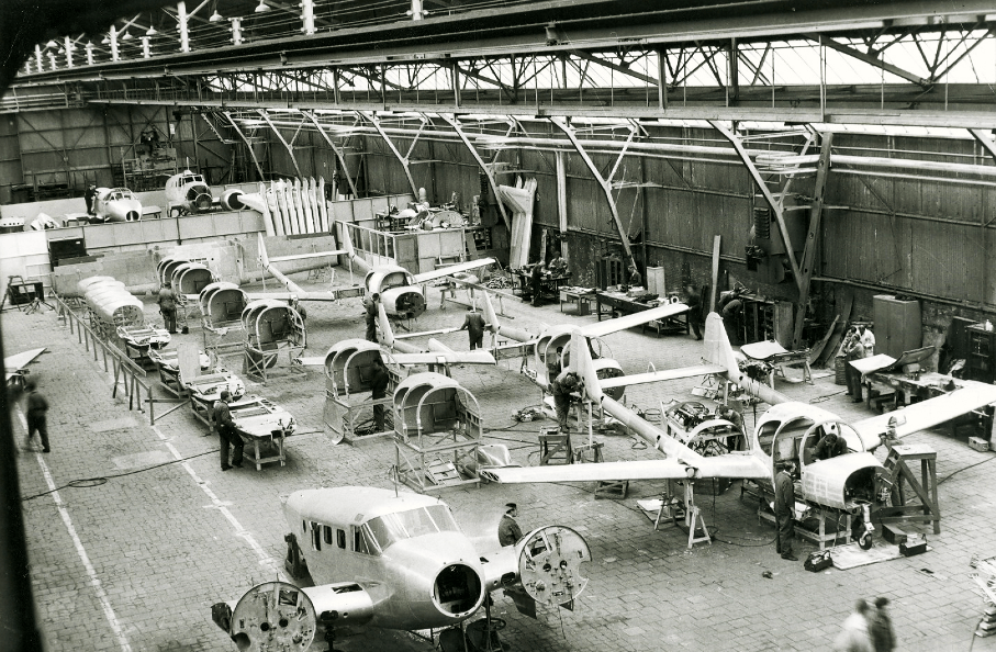 F-25 Productie, linksvoor een Beechcraft T-7, bij Fokker voor reparatie/ombouw.