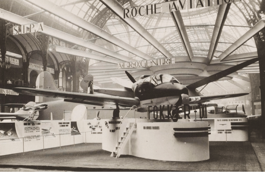 F-25 op de Parijse salon in 1946, onder de rechtervleugel het model van de F-26 Phantom.