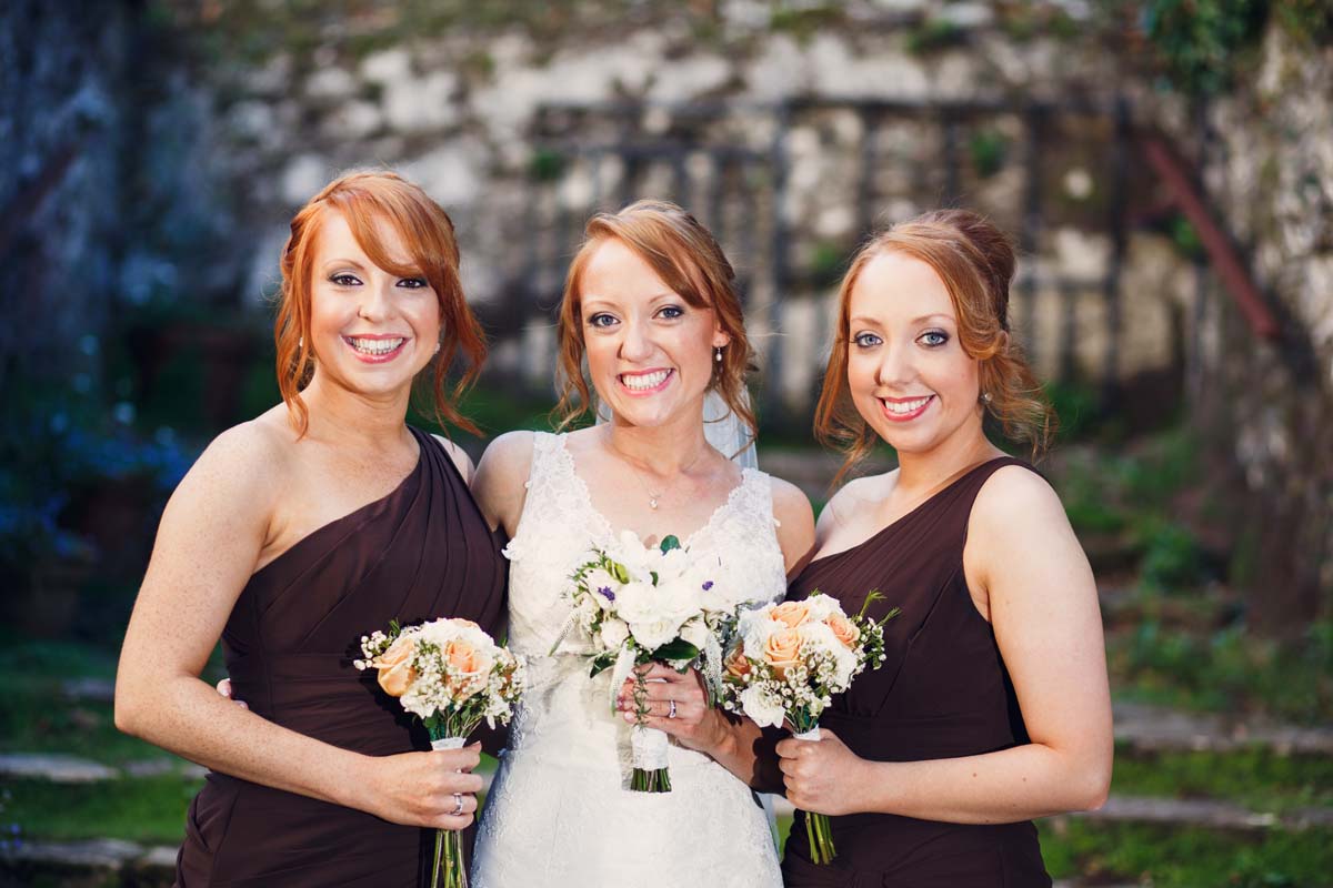 Barnabrow wedding with bridal party 