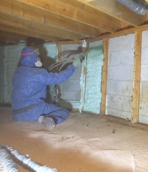 An image of GBCI's expert installing cellulose fibre