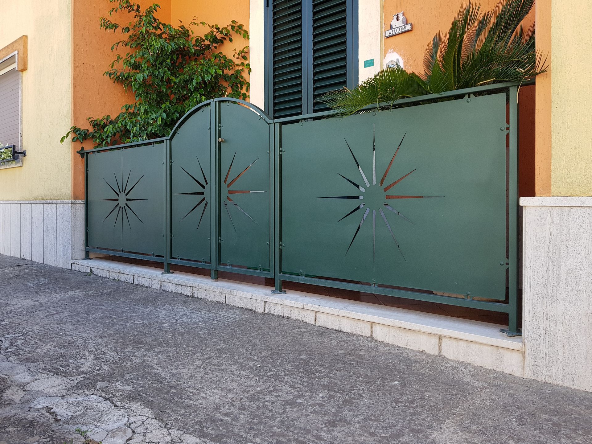 Unacancello verde con un disegno a forma di stella
