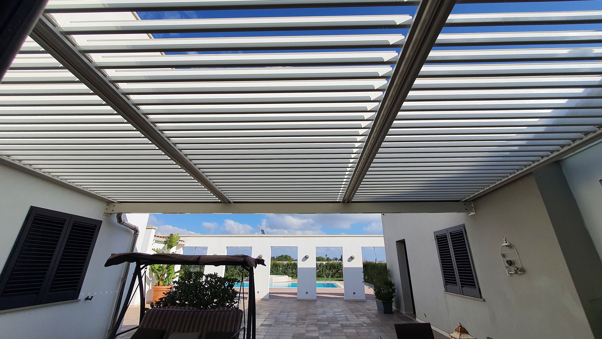 Un patio con un pergolato