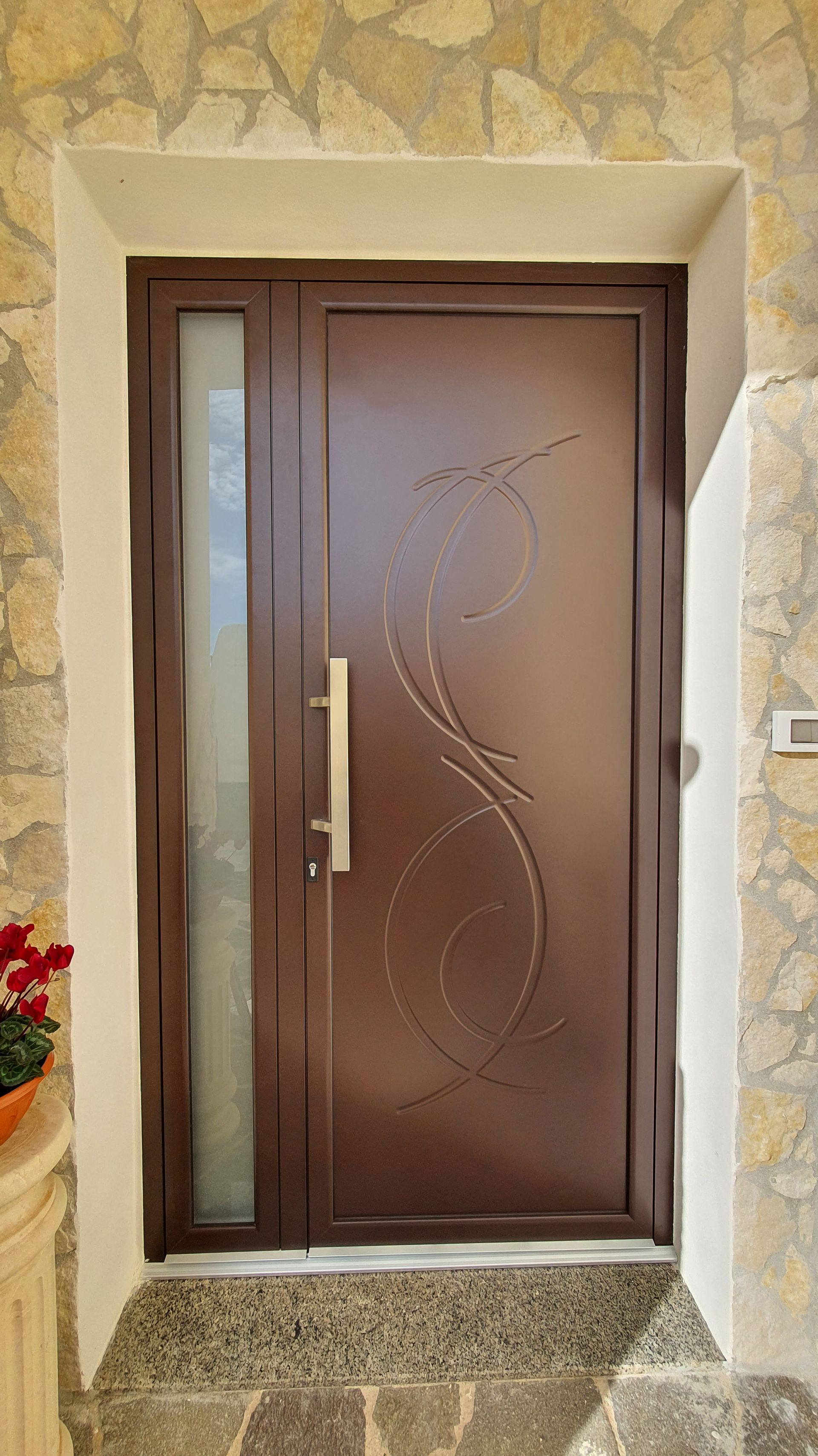 Una porta marrone con un disegno a spirale