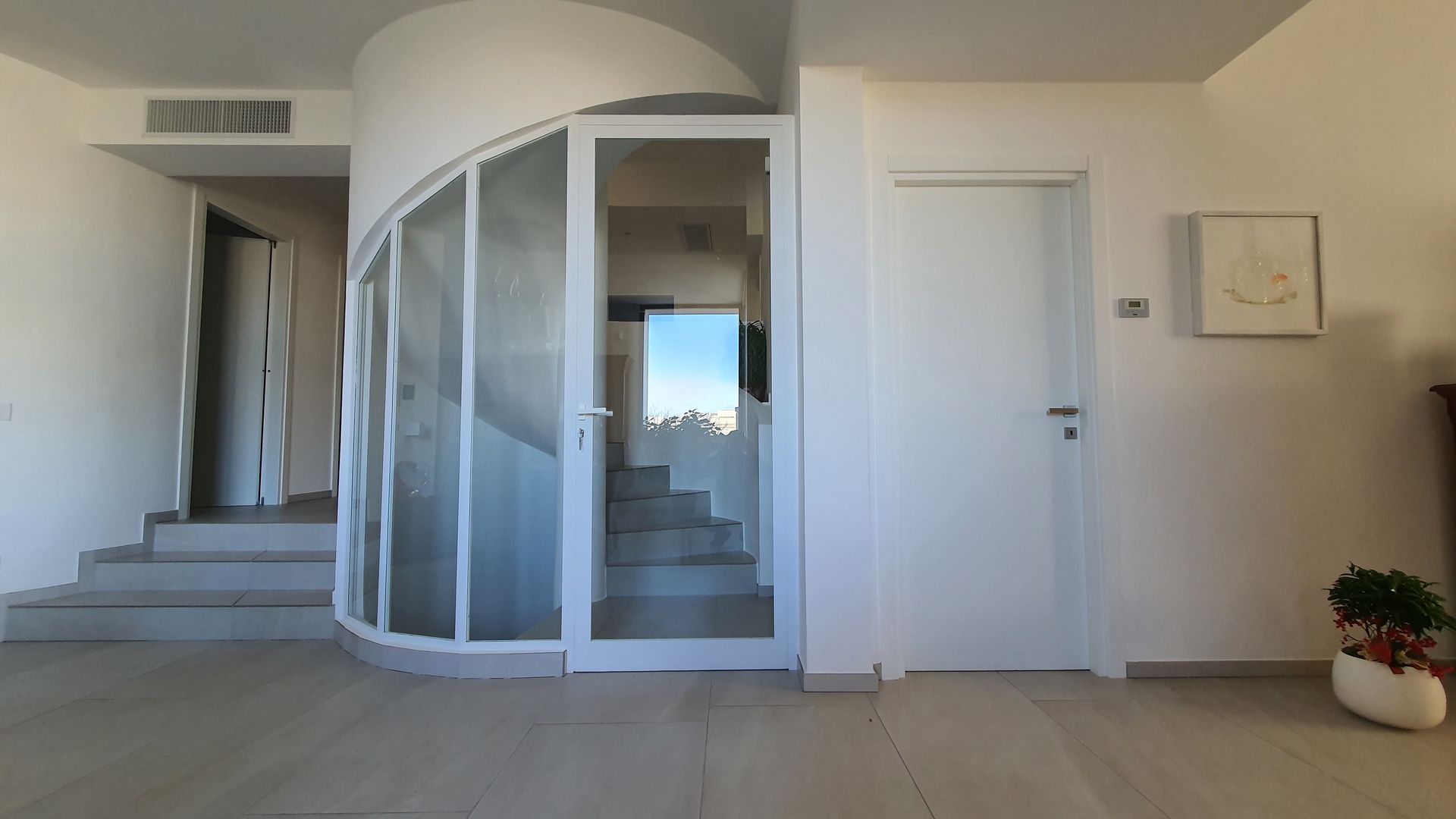 scala a chiocciola al centro della stanza.