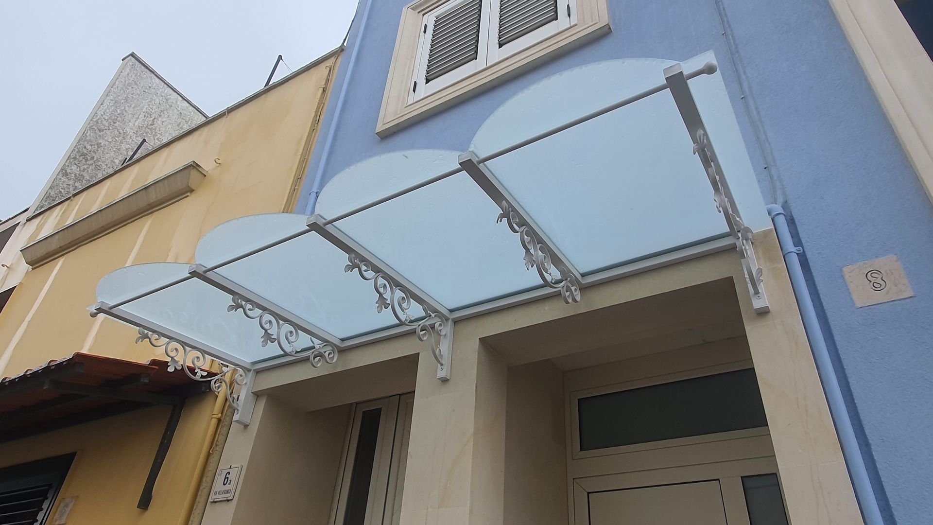 pensilina di vetro sopra la porta.