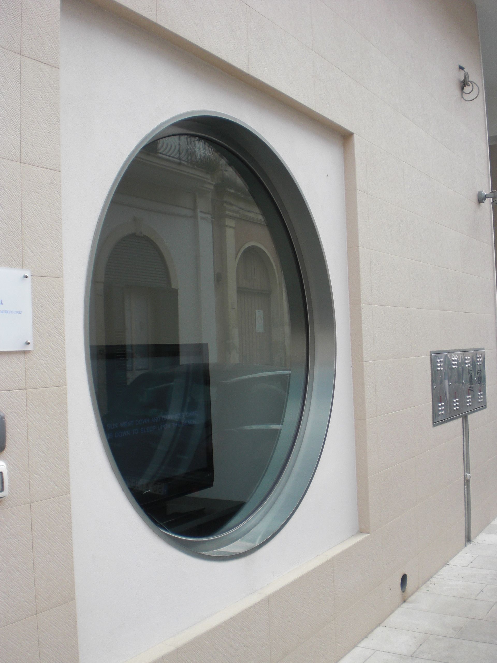 Una finestra rotonda sul lato di un edificio