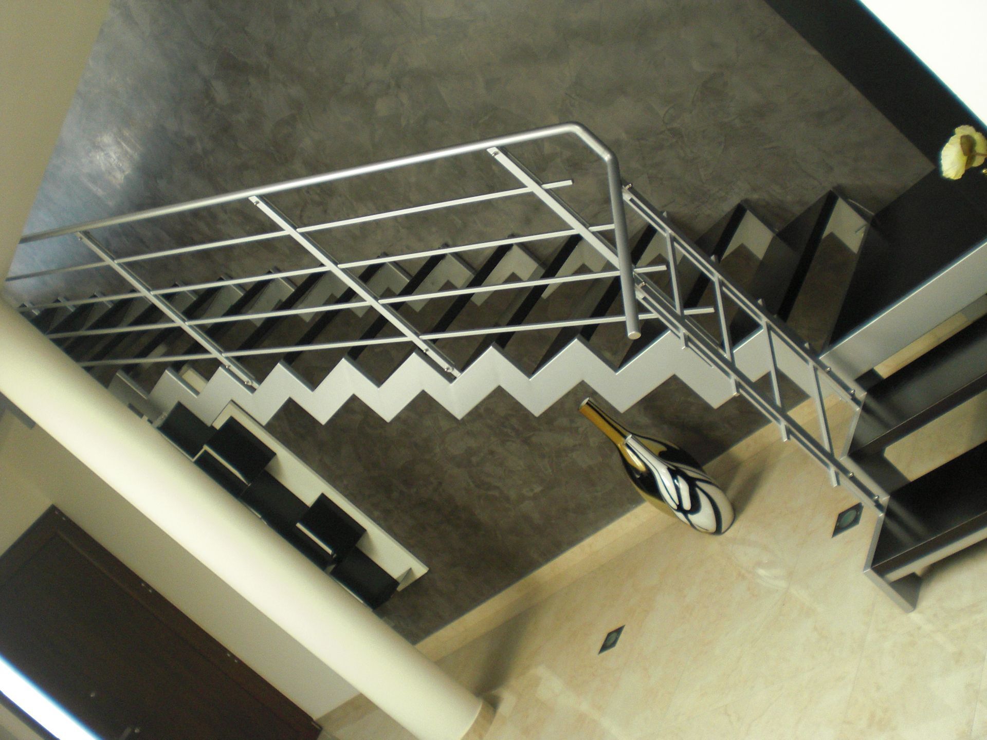 Una scala con una ringhiera di metallo