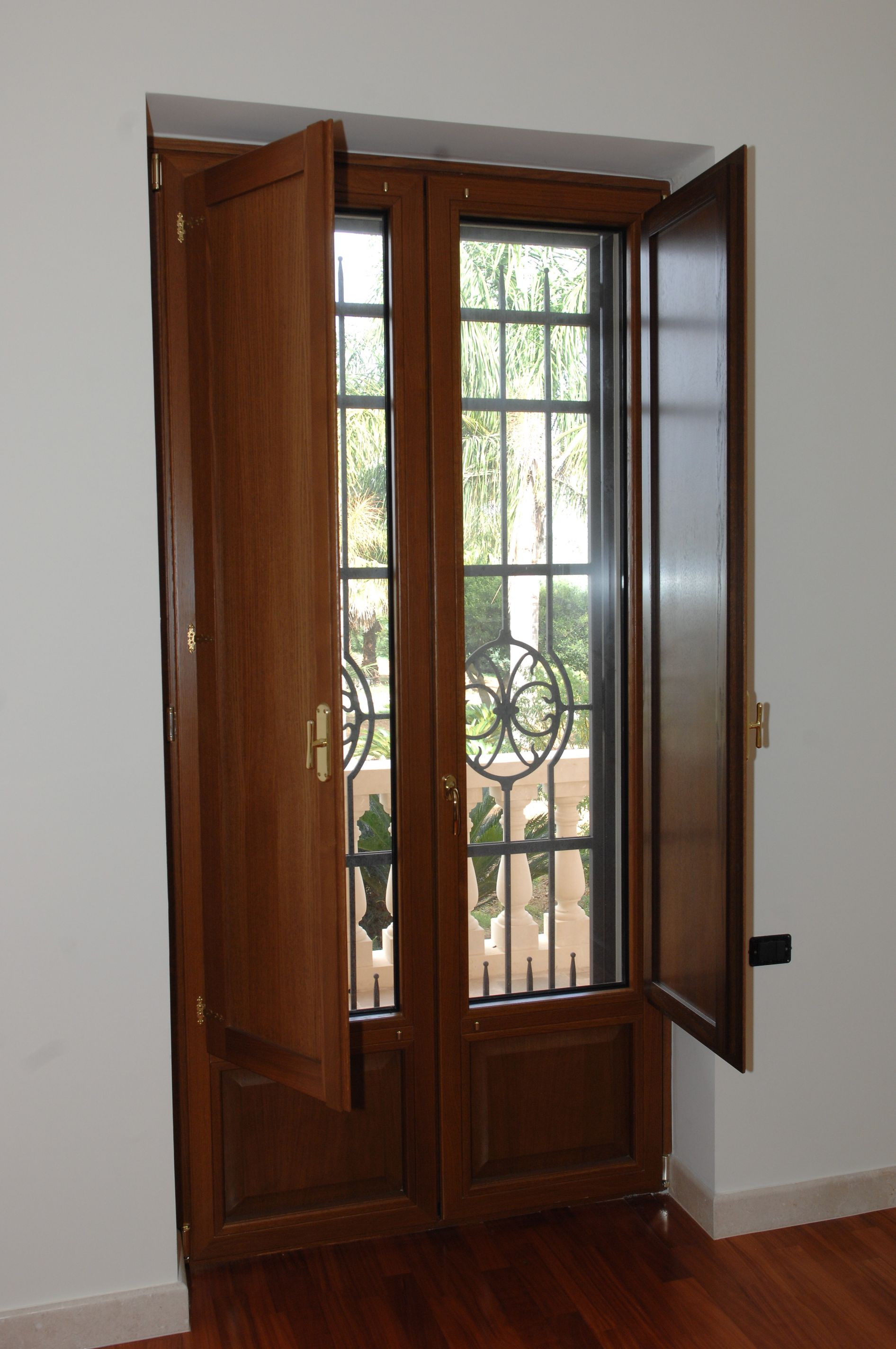 Una stanza con una porta di legno aperta