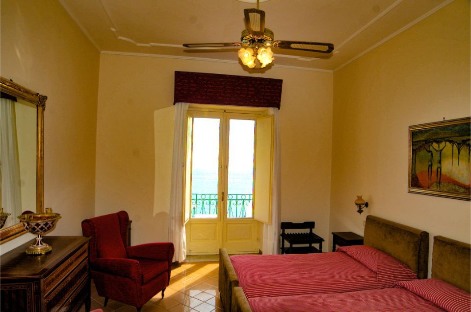 une chambre de l'hôtel avec vue mer