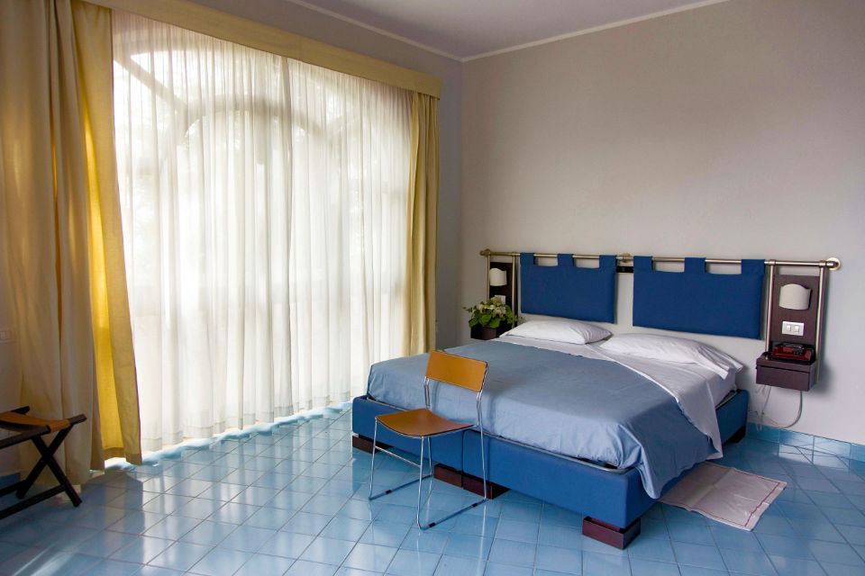 chambre avec lit de l'hôtel