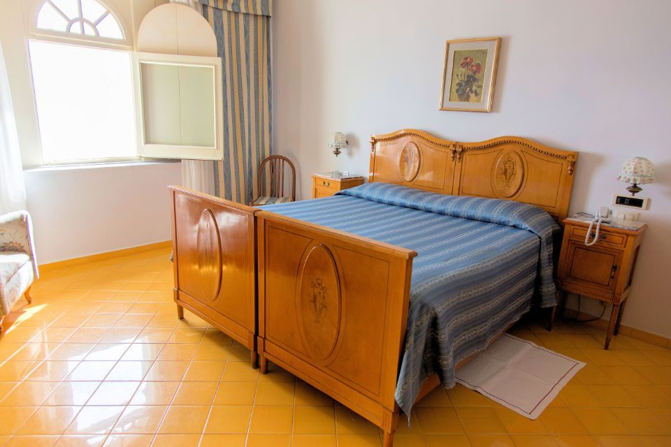 chambre avec lit double de l'hôtel