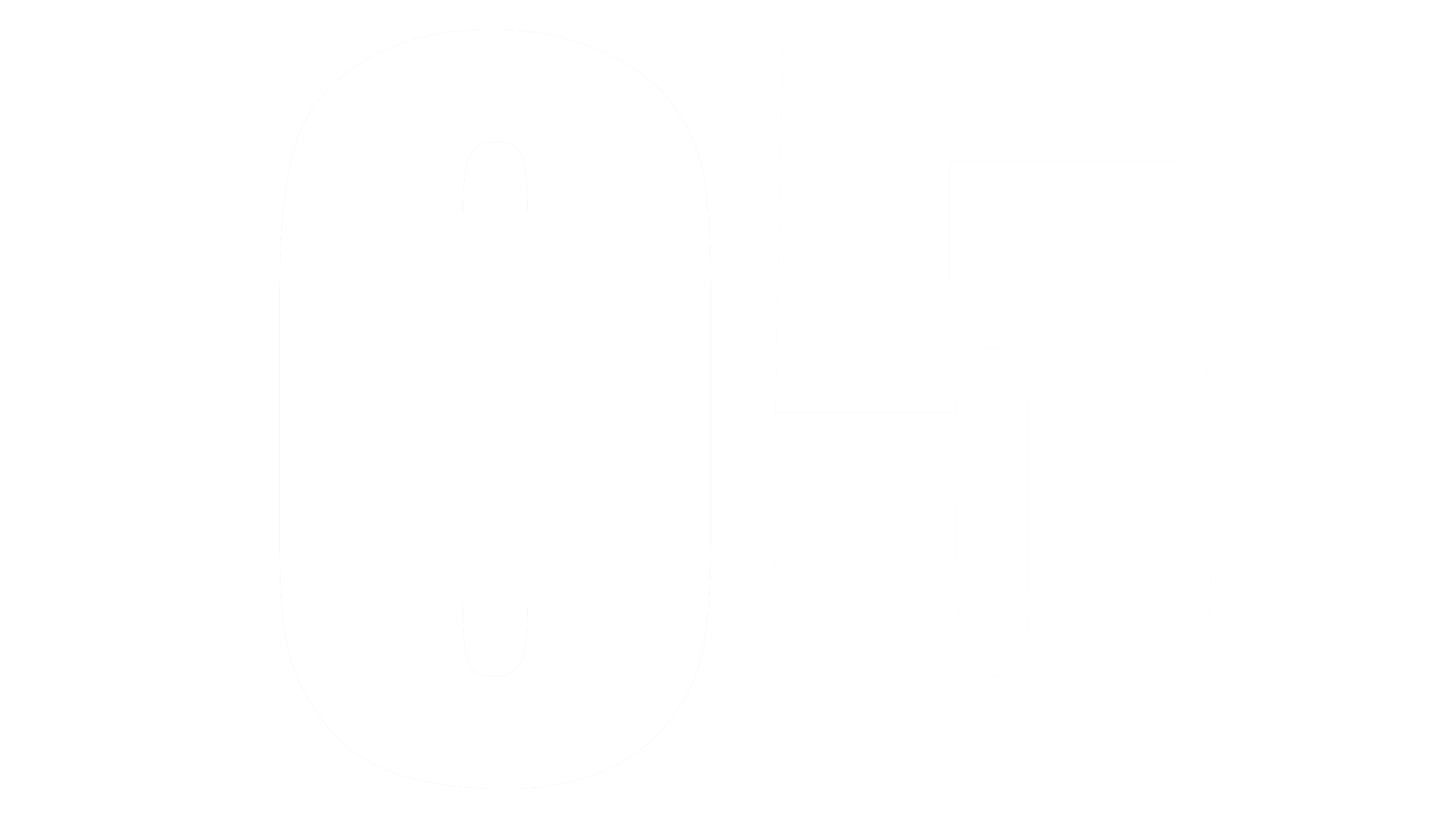 Un giovane con toga e cappello da laureato sorride mentre tiene in mano il diploma davanti a un edificio di mattoni.