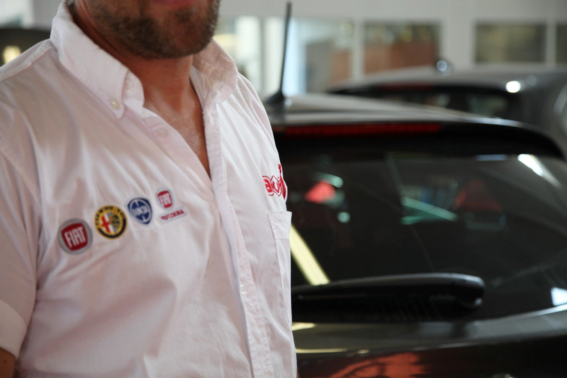 uomo con maglia serigrafata