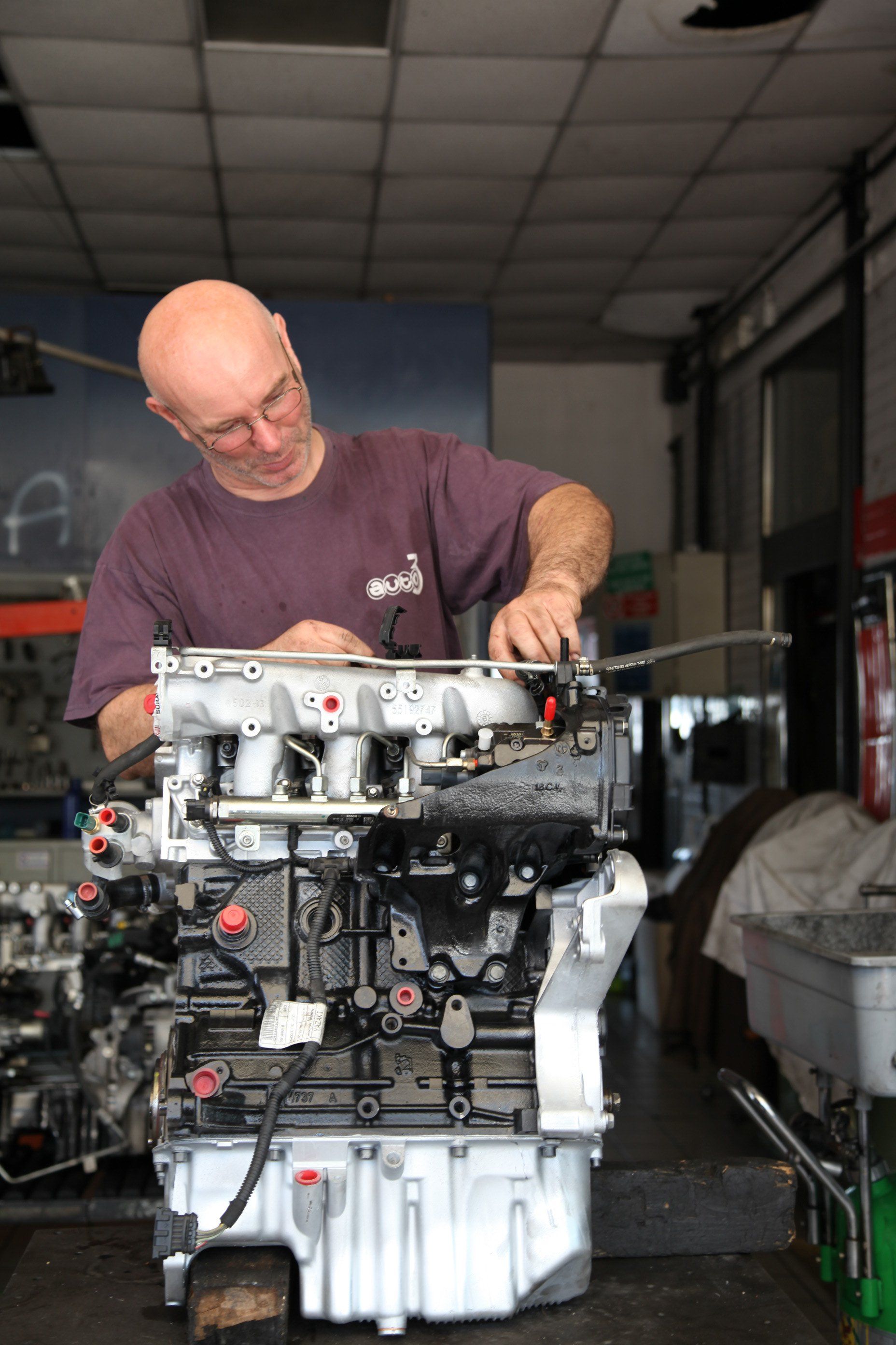 meccanico lavora su motore auto