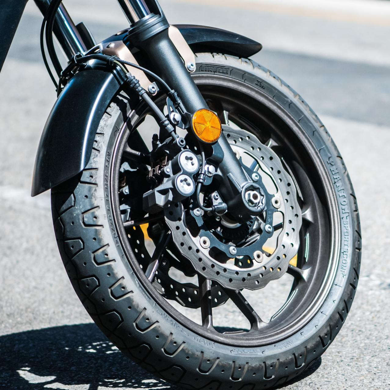 Roda de motocicleta sobre asfalto