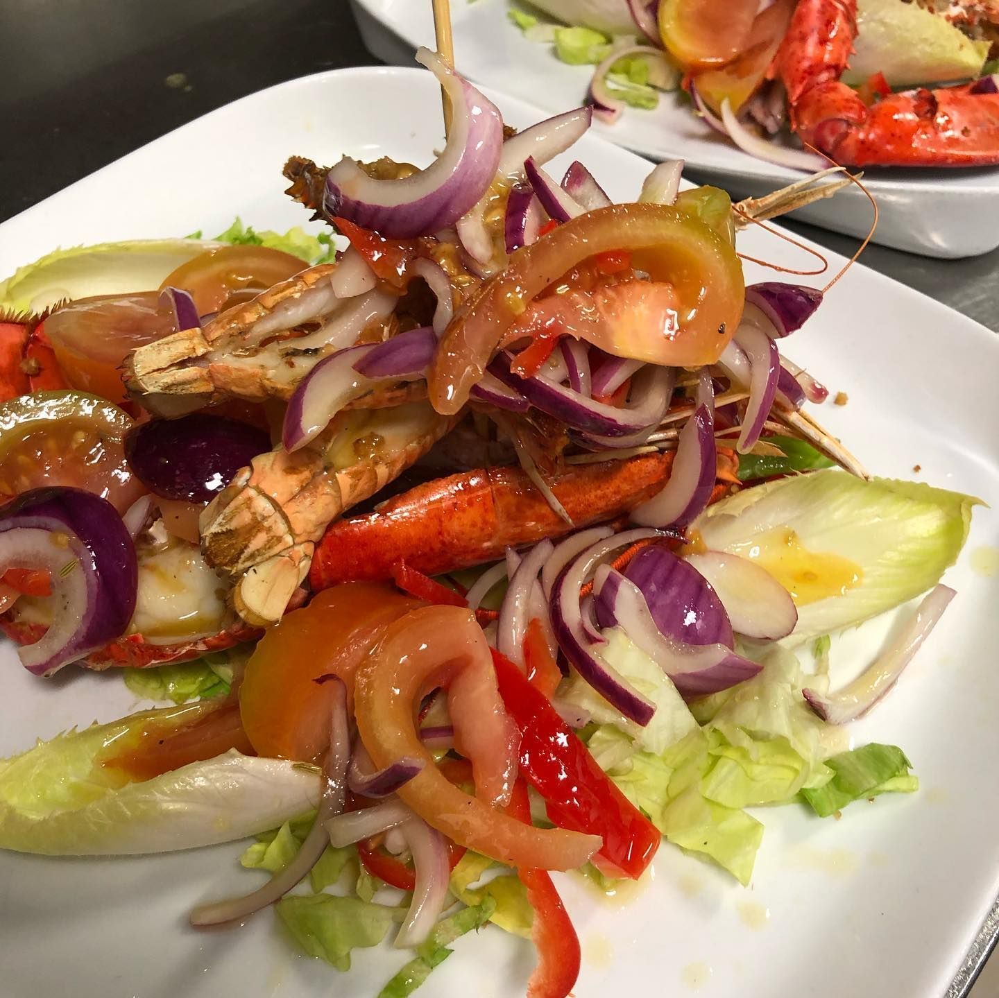 Un primo piano di un piatto di cibo con verdure sopra