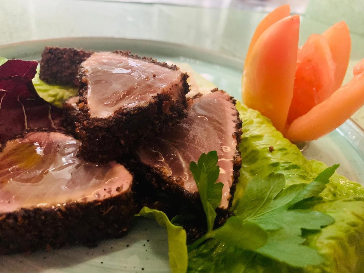 Un primo piano di un piatto di cibo con carne e verdure