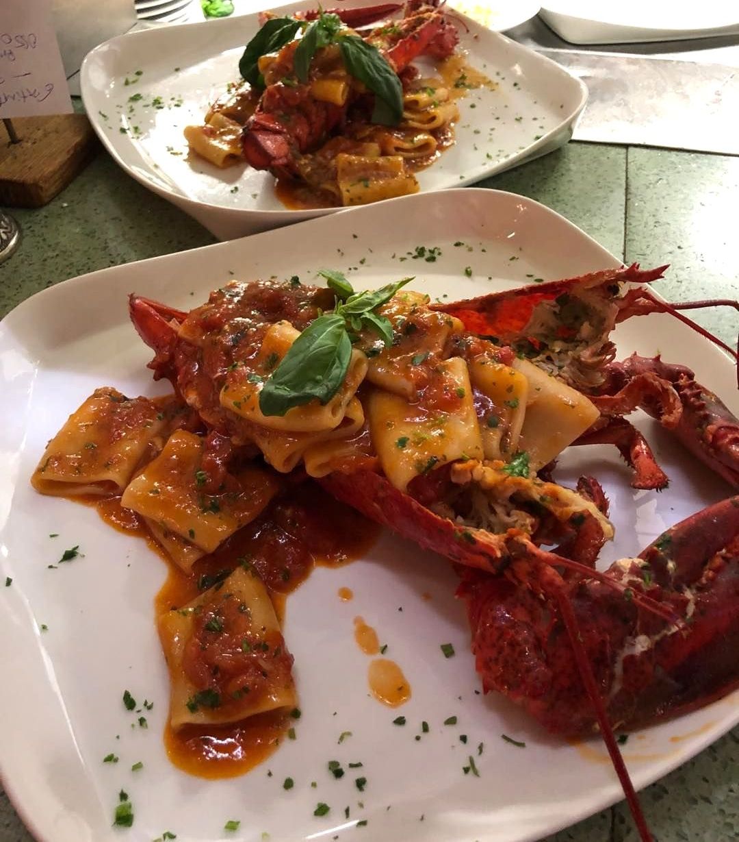 Un piatto di cibo con sopra un'aragosta
