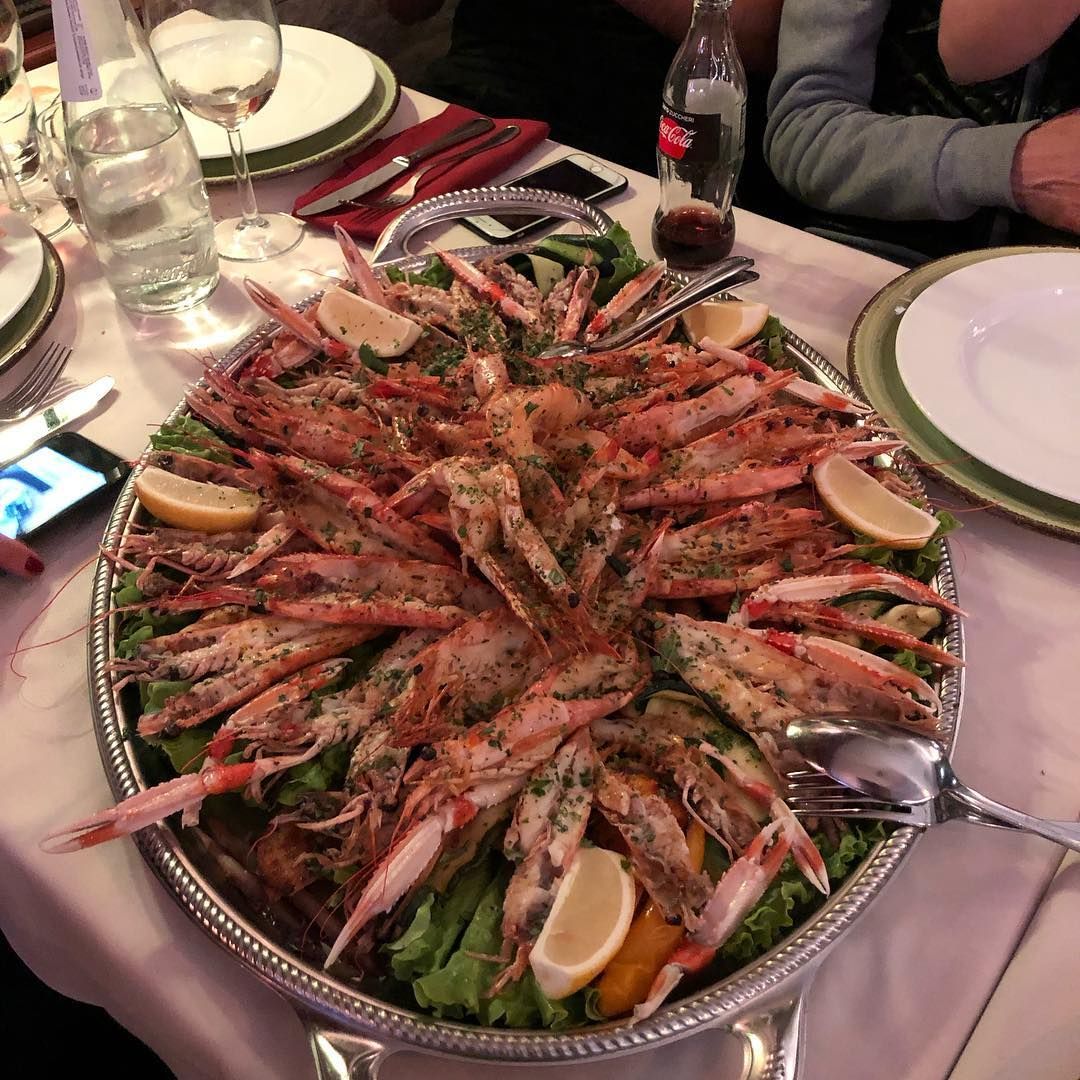 Un piatto di gamberetti e lattuga su un tavolo