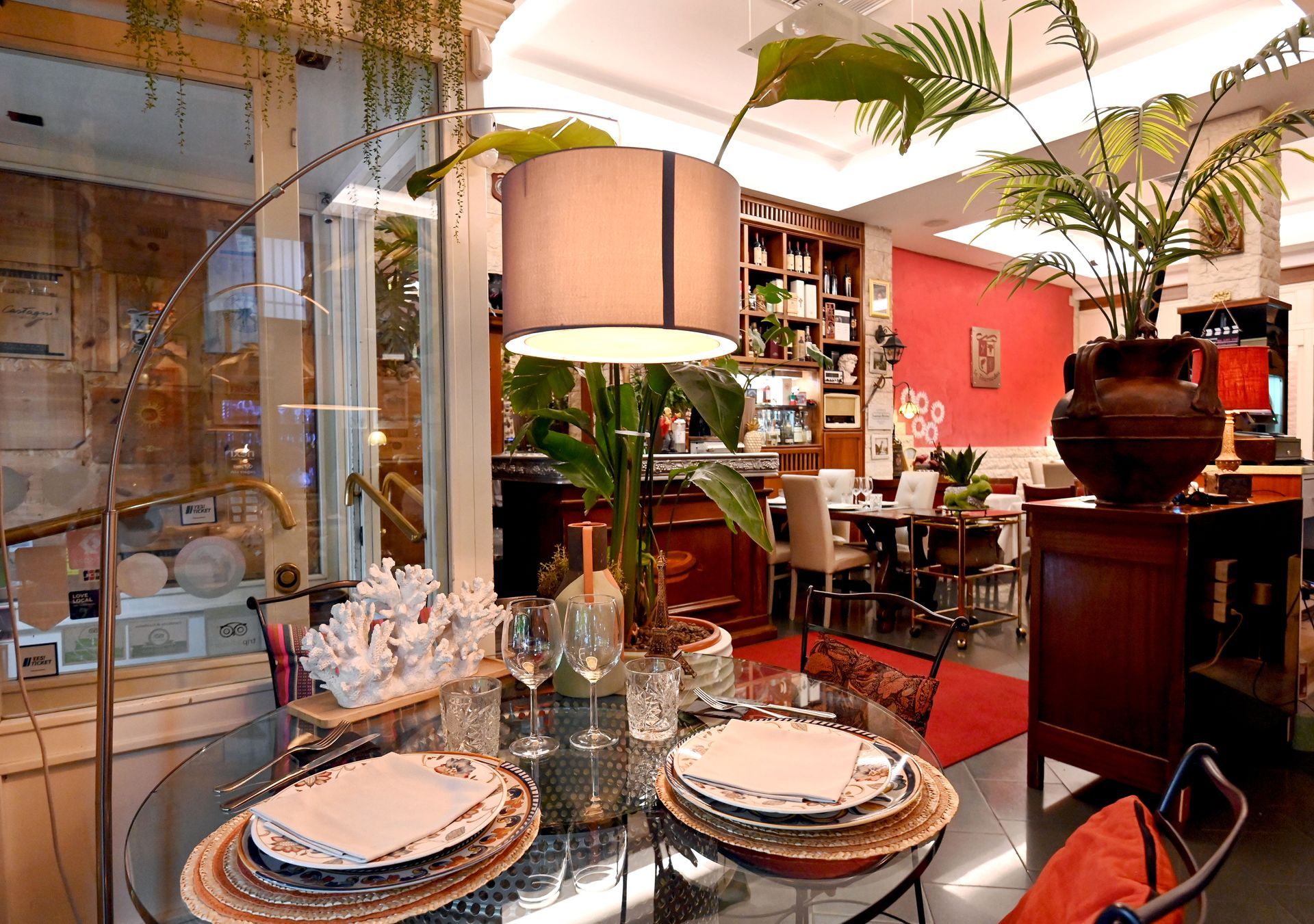 Un tavolo con piatti e una lampada sopra in una stanza