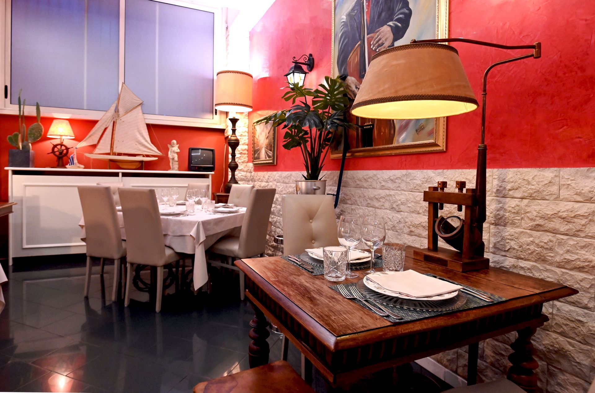 Una sala da pranzo con tavoli e sedie e una lampada