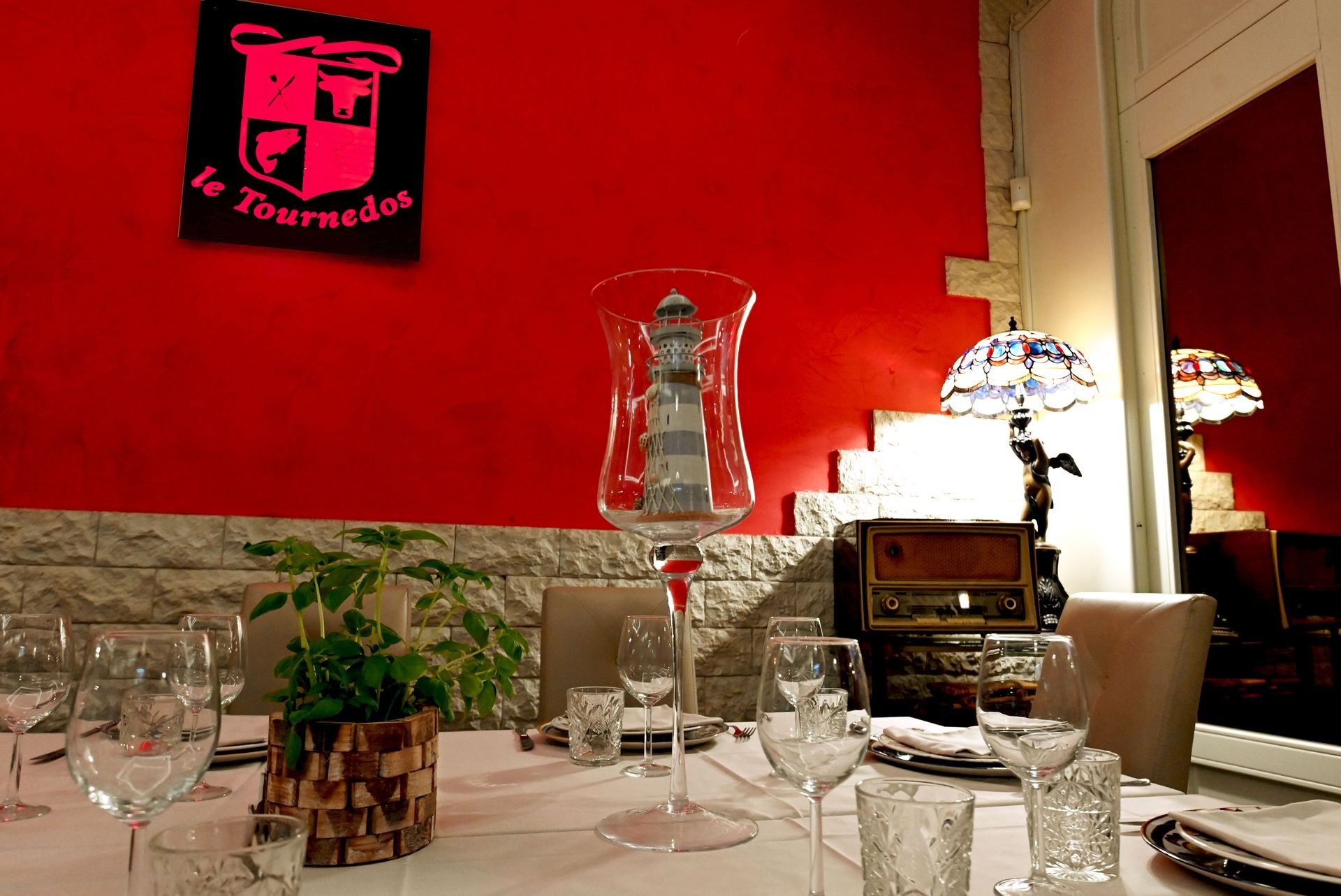 Una stanza con un muro rosso e un cartello che dice le tourredos