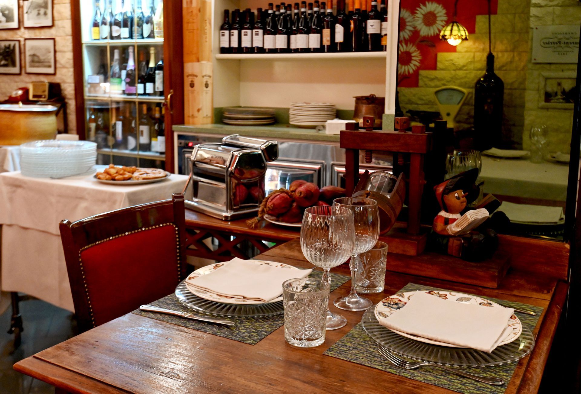 Un tavolo con piatti e bicchieri in un ristorante