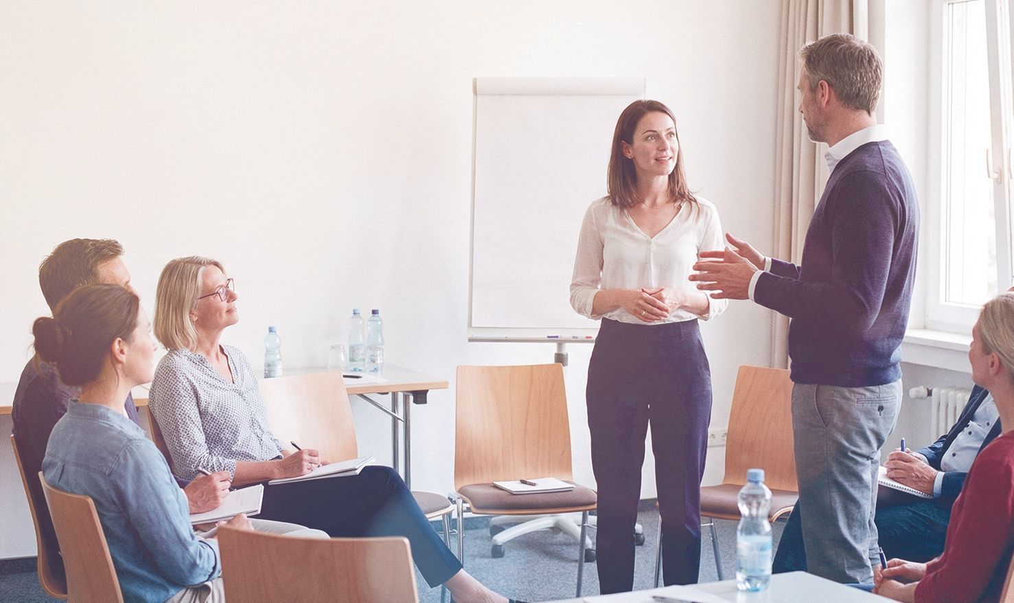 Eine professionelle Gruppe in einem hellen Besprechungsraum