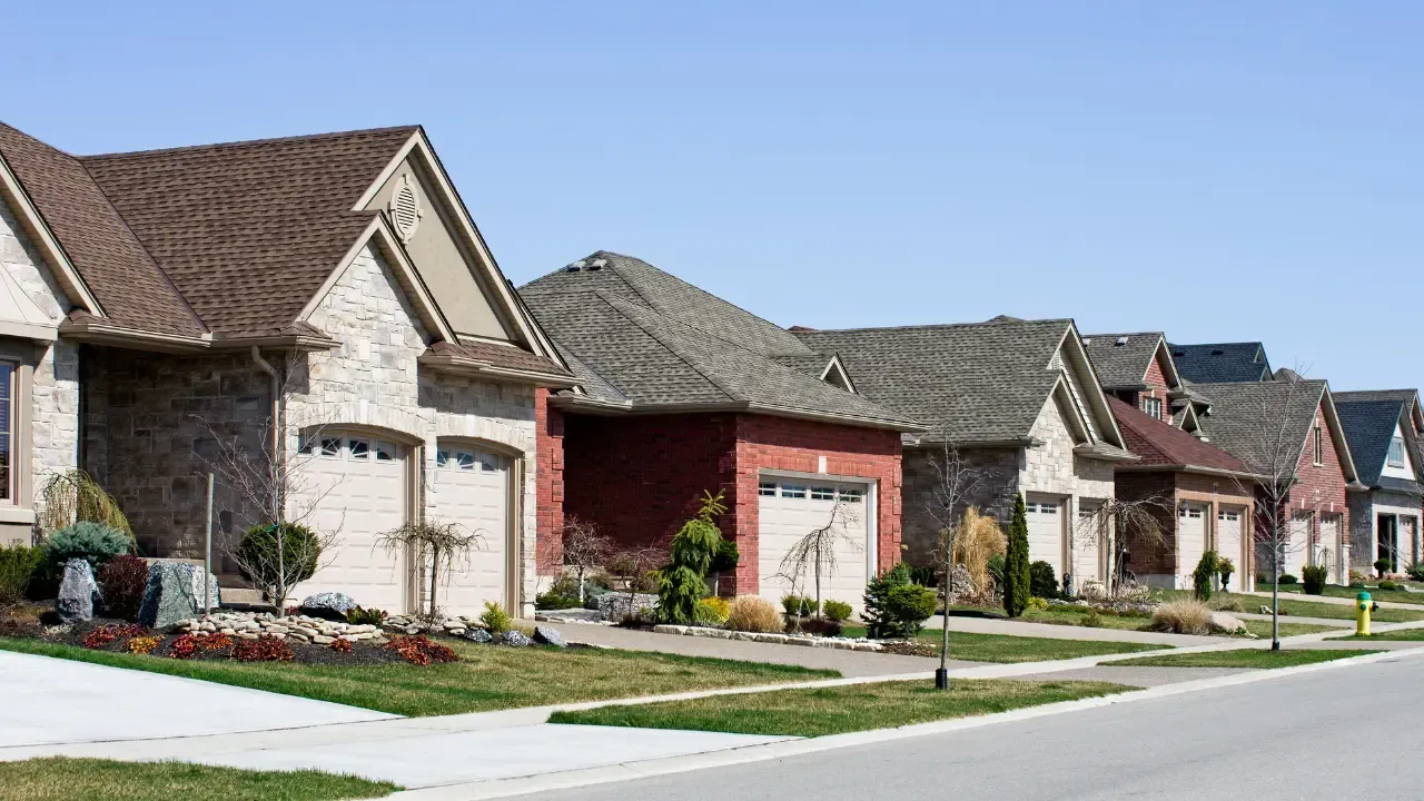 A row of houses are lined up on a residential street.