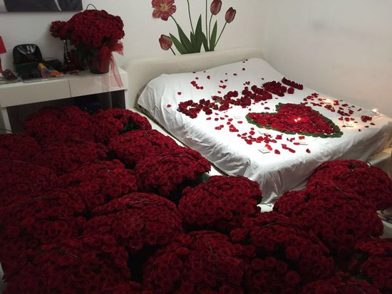 rose rosse come allestimento camera da letto