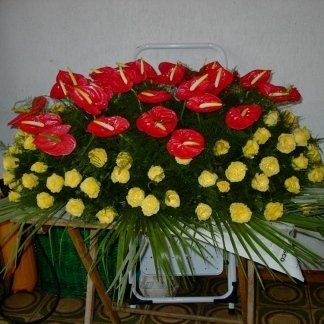 rose gialle e anthurium rossi