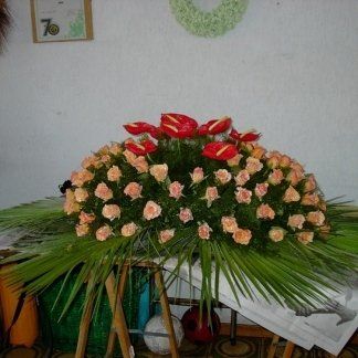 rose arancioni e anthurium rossi