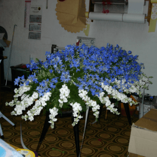 composizione di fiori bianchi e blu