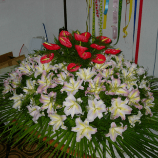 composizione gigli bianchi e anthurium rossi