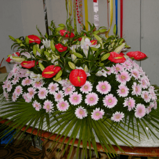 composizione di gerbere rosa e anthurium rosso