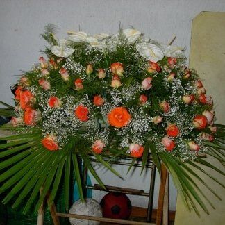 composizione di rose arancioni e anthurium bianco