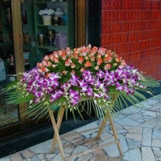 composizione di orchidee e rose