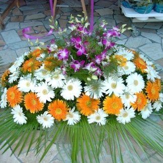 composizione di gerbere e orchidee