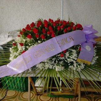 composizione di rose rosse