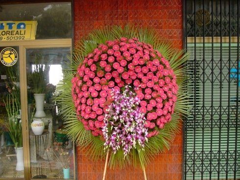 allestimento di fiori rosa per funerale