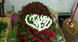decorazione di rose per cofano funebre