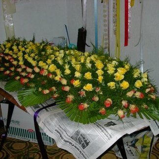 decorazione floreale per cofano funebre