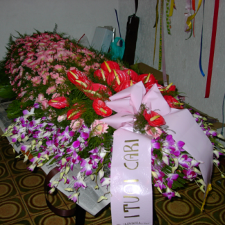 allestimento di fiori misti per cofano funebre