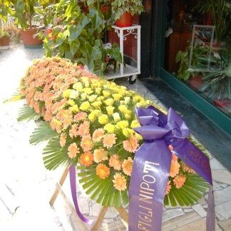 allestimento di fiori per cofano funebre