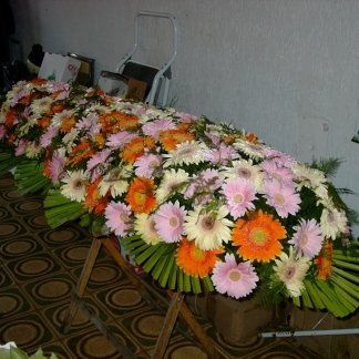 allestimento floreale per cofano funebre