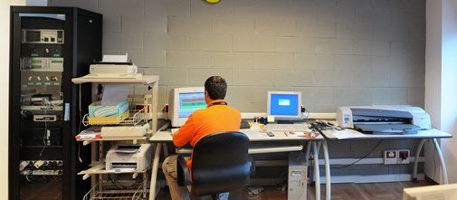 tecnico mentre monitora la sicurezza di un edificio