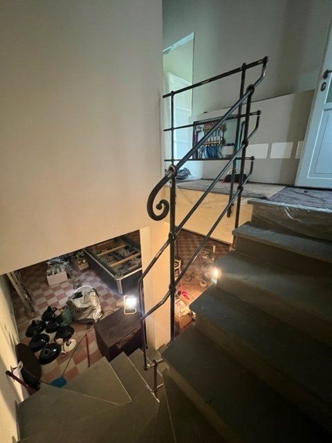 Una scala con ringhiera in ferro battuto