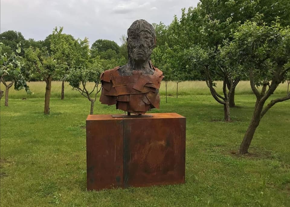 statua in ferro per giardino esterno