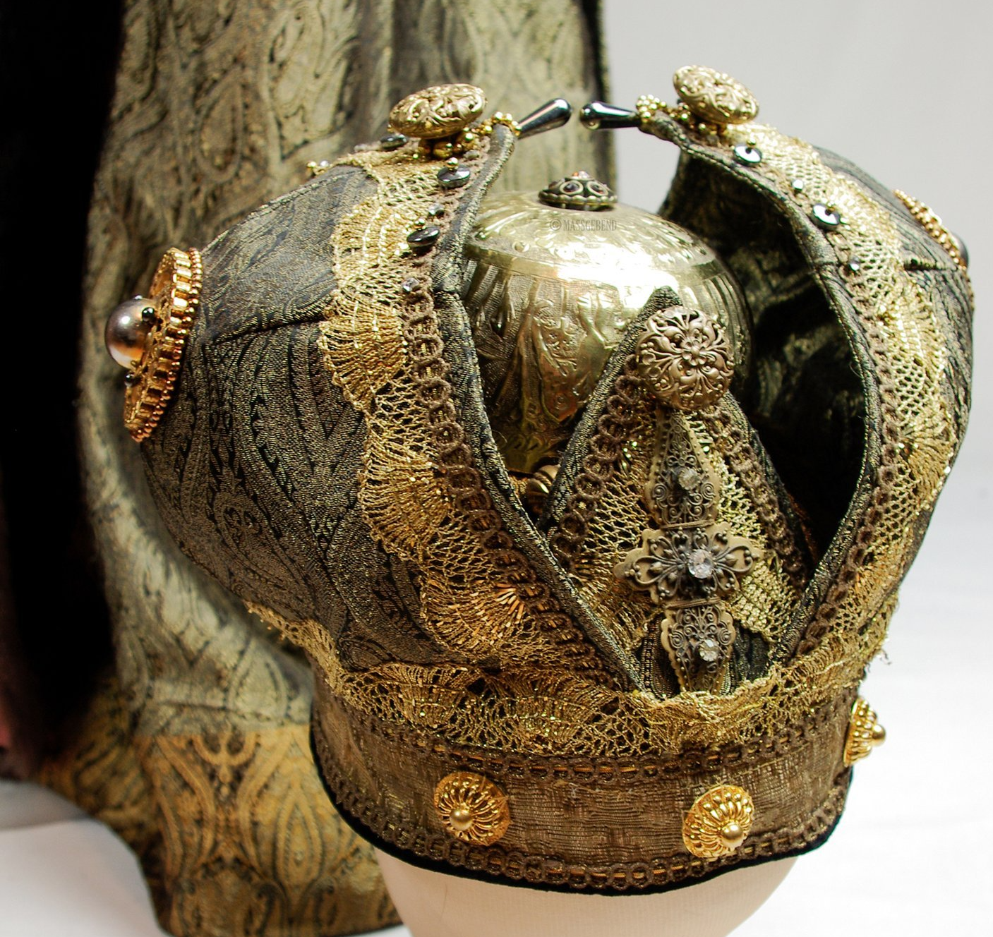Design-MichaelWolf-Kostüm-kronenhut-brokat-messing-gold-haematit-hut-kappe-kopfbedeckung-muetze-massgebend-antik-modist-hutmacher-putzmacher-borte-spitze-kuppel-back-3-5094984a-1920w